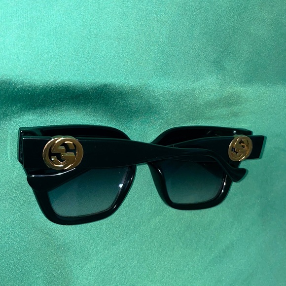 Real Gucci black sunglasses with gold Gucci detailing - Picture 5 of 7